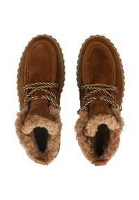 Botas de tobillo de ante marrón con un cuello forrado de piel de oveja, cordones decorativos y suelas de goma texturizadas. Presentan detalles de costura y cordones en dos tonos.