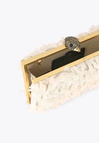 Pochette con motivo floreale in morbido crema con tessuto strutturato e dettagli in oro. Presenta una chiusura decorativa a forma di gufo e una struttura in metallo.