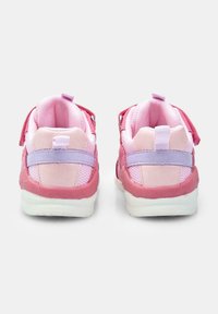 Rosa och lila träningsskor med en överdel av nät, mockadetaljer och kardborrefästen. Vit gummisula, vadderad krage.