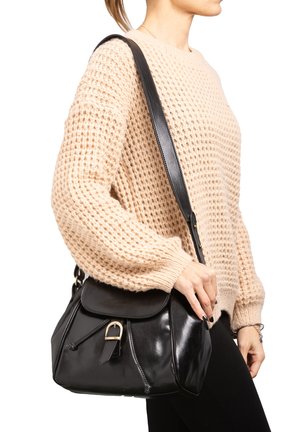 Borsa a tracolla in pelle nera con un design strutturato, caratterizzata da una patta pieghevole, dettagli in oro e una lunga tracolla.