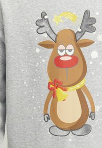 Grijze sweatshirt met een cartoon rendier met een bruin en beige lichaam, zilveren hoornen, een rode neus en een gele sjaal met een strik.