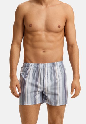 Boxers en coton rayés avec un schéma de couleurs bleu et gris, dotés d'une taille élastique et d'une fermeture à bouton unique à l'avant.