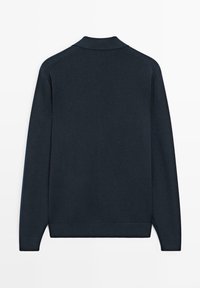 Marineblaues Polo mit langen Ärmeln und strukturiertem Strickfinish, ausgestattet mit einem klassischen Kragen sowie gerippten Bündchen und Saum. Keine Muster oder sichtbaren Etiketten.