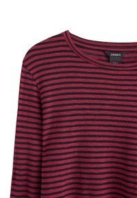 Langarmshirt in dunkelrot und schwarzen horizontalen Streifen, runder Halsausschnitt, texturiertes Material, Etikett auf der Rückseite sichtbar.