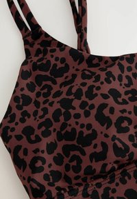 Top de bikini en una tela burdeos con un patrón de print de leopardo negro, textura suave y tirantes finos ajustables.