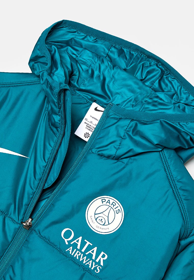 Chaqueta te verde aguamarina del Paris Saint-Germain con capucha, cremallera frontal, logo de Nike y texto del patrocinador Qatar Airways en el pecho.