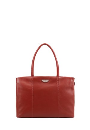 Sac cabas en cuir rouge avec deux poignées et une petite plaque métallique du logo de la marque centrée près du haut.