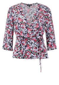 Top avvolgente floreale con profondo scollo a V, dotato di maniche 3/4, una cintura sottile e una combinazione di fiori rosa, rossi e verdi su uno sfondo chiaro.