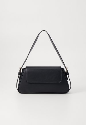 Czarna skórzana torba na ramię z pojedynczą klapą i regulowanym paskiem, pokazana na jednolitym białym tle.