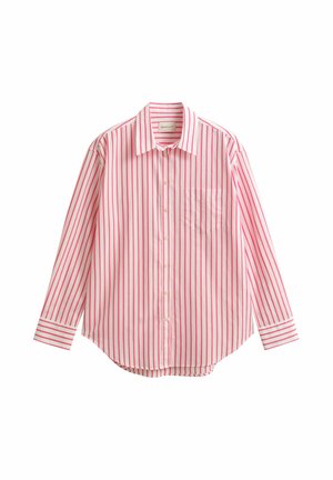 Camicia bianca a maniche lunghe con bottoni, con strisce rosse verticali e una tasca sul petto, distesa su uno sfondo bianco.