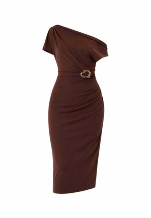 Vestito midi marrone monospalla con vita arricciata e dettaglio fibbia dorata a forma di cuore sul lato.
