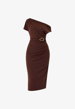 Vestito midi marrone monospalla con vita arricciata e dettaglio fibbia dorata a forma di cuore sul lato.