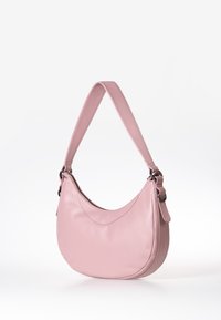 Borsa a spalla in pelle rosa con un design curvo, chiusura con zip e una tracolla ampia. Texture liscia con dettagli di cucitura sottili e forma arrotondata.