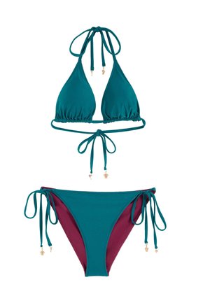 Haut de bikini triangle bleu sarcelle avec liens au cou et culotte assortie avec liens sur les côtés, tous deux ornés de petits détails dorés.