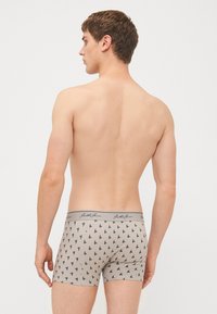 Herren Boxershorts in hellgrau mit einem kleinen Segelbootmuster. Elastischer Bund mit Logo, weicher Stoff und figurbetontes Design.