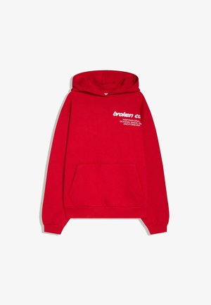 Rdeča jopa s kapuco iz bombažnega mešanega materiala, z žepom spredaj, rebrastimi manšetami ter belim napisom na prsih in rokavu.