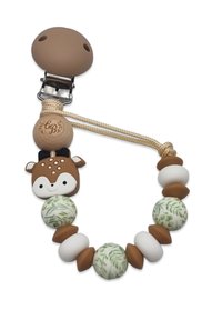 Clip per sughero in silicone con una testa di cervo marrone, vari bead decorati in verde, marrone e bianco, e una clip in metallo per il fissaggio.