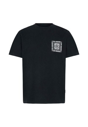 Zwart T-shirt met korte mouwen en ronde hals, met een klein wit vierkant grafisch ontwerp op de linkerborst met de tekst "Sun Seekers" en een zonpictogram in het midden.