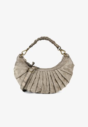 Kleine beige handtas met geplooid stofontwerp, samengevoegde handgreep en gouden sluitingen en rits.