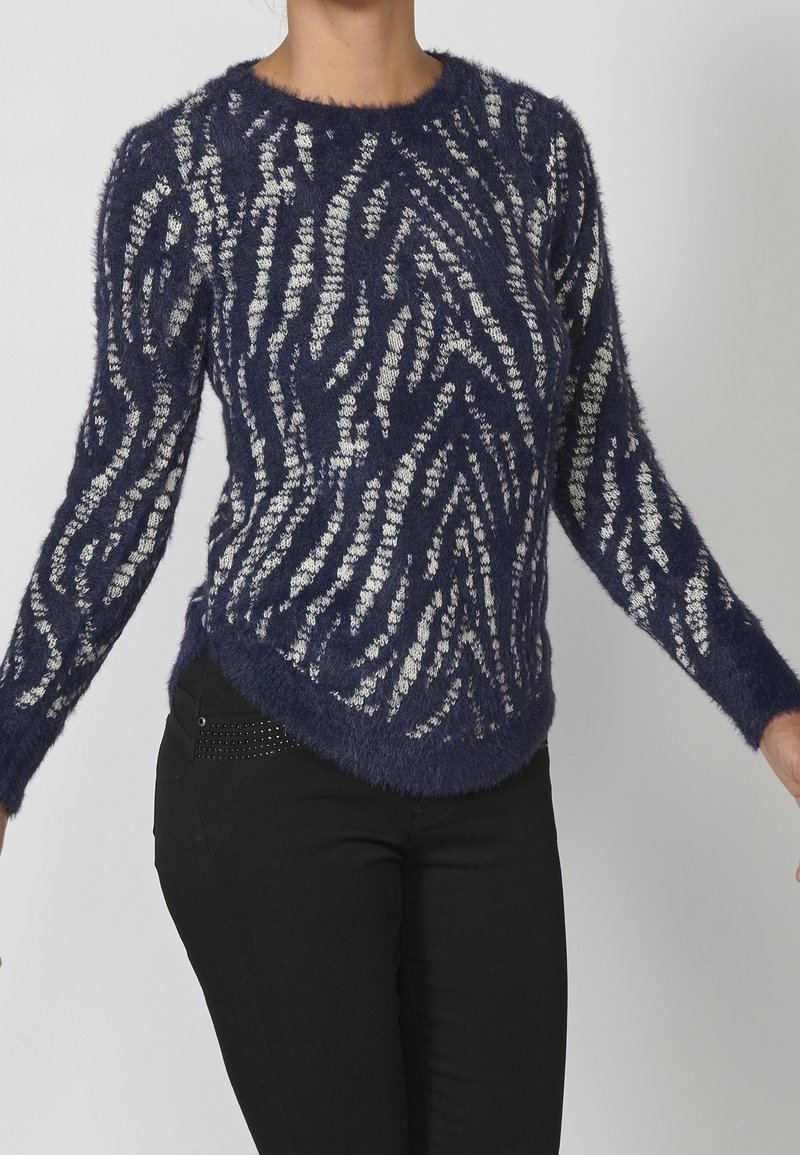 Suéter esponjoso azul marino con patrón de zigzag blanco, cuello redondo y mangas largas, con un corte relajado y dobladillo curvado.