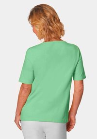 GOLDNER MIT CHARMANTEM AUSSCHNITT - T-shirt print - light green