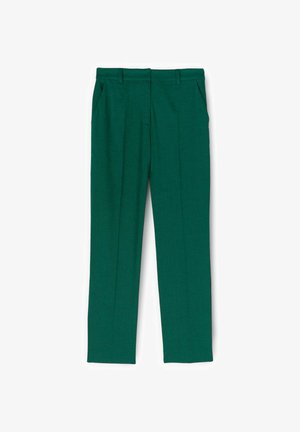 Tmavě zelené kalhoty na míru s poutky na pásek, bočními kapsami a předním záhybem, položeny na bílém pozadí.