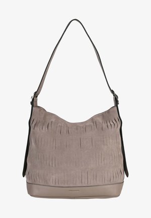 Béžová semišová kabelka typu hobo s vertikálními třásněmi, měkkou texturou a kontrastním černým ramenním popruhem. Má hladkou koženou základnu.