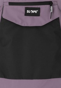 Paarse en zwarte tas met een voorvak met rits. Voorzien van een SLOPE-label en een omslagflap. Gemaakt van duurzame stof met een gladde textuur.