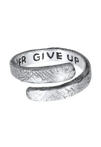 Silberner Metallring mit offenem Design, featuring eine strukturierte Oberfläche und gravierter Schriftzüge "GIB NIE AUF" auf dem inneren Band.