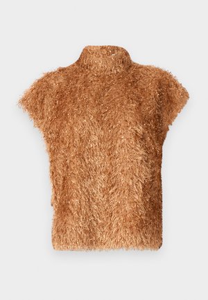 Bluza turtleneck scurtă, din material pufos, de culoare maro deschis, cu o suprafață texturată și fuziformă, având un guler ajustat.