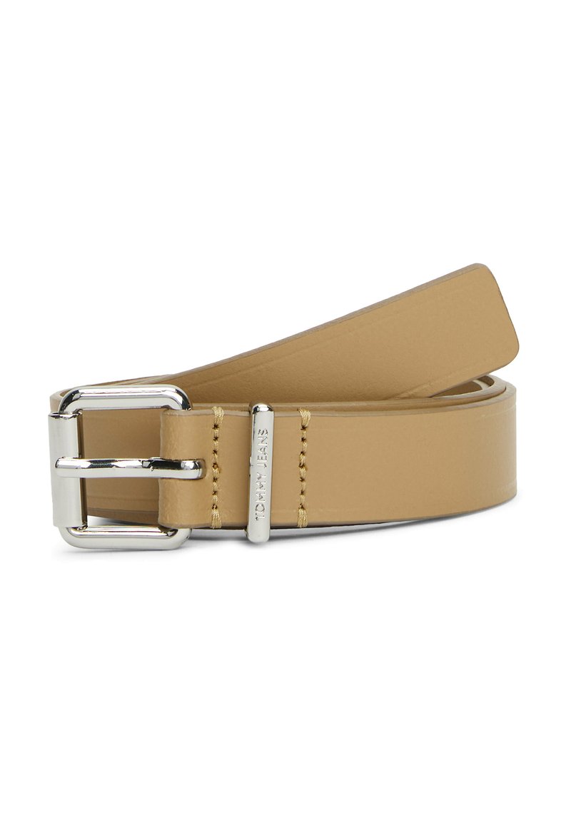 Ceinture en cuir beige avec une texture lisse, dotée d'une boucle en métal argenté et de détails de couture subtils. Logo gravé sur la sangle.
