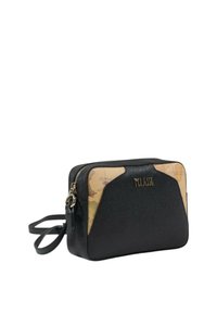 Borsa a tracolla nera compatta con stampa mappa sul davanti, hardware dorato e chiusura con zip. Presenta una tracolla removibile per maggiore versatilità.