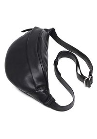 Melnā ādas somiņa ar izliekta dizaina, regulējamu siksniņu un gludu tekstūru. Iezīmē minimālistisku šuvumu un elegantu aizdari.