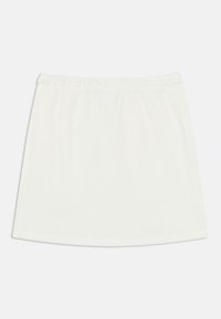 Λευκή φούστα από ελαφρύ ύφασμα με ελαστική μέση, με λεία υφή και απαλή φαρδιά γραμμή με στρογγυλεμένο τελείωμα.