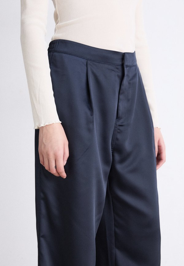 BIRNA PANTS - Trousers - parisian night3