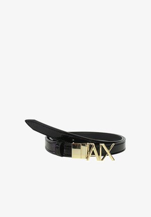 Schwarzer Lackledergürtel mit einer goldfarbenen Schnalle, auf der die Buchstaben "AX" deutlich sichtbar sind. Der Gürtel ist elegant und verstellbar.