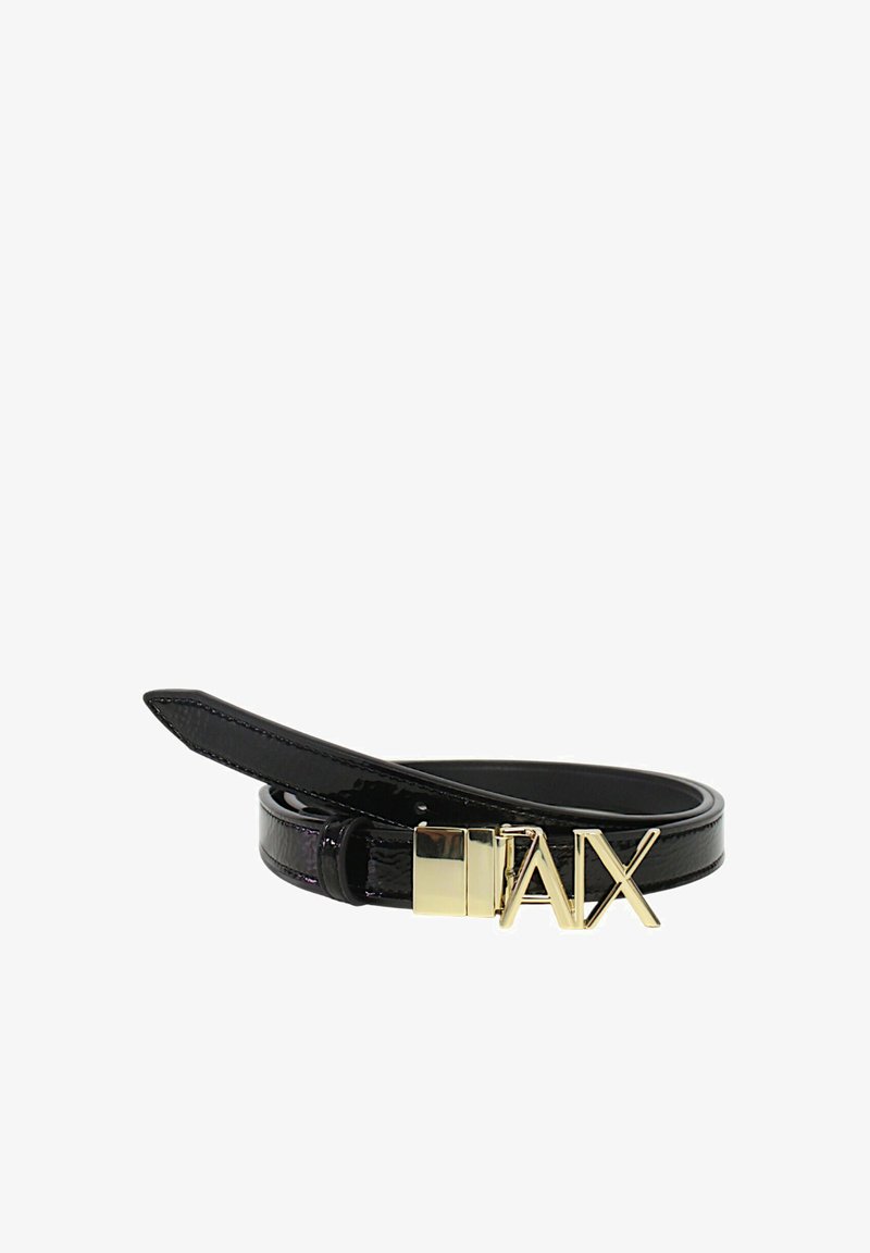 Cinture in pelle verniciata nera con una fibbia dorata che presenta in evidenza le lettere "AX". La cintura è elegante e regolabile.