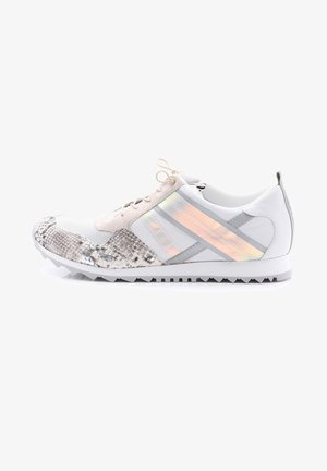 Trainers - white