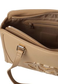 Borsa a mano in pelle beige con superficie texturizzata, logo dorato, tracolla regolabile e tasche interne con zip per l'organizzazione.