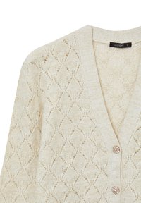 Cardigan lavorato a maglia in crema con un motivo a diamante, dotato di scollatura a V e tre bottoni decorativi con finitura testurizzata.