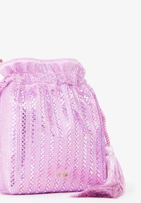 Roze tas met een gestructureerd, glanzend ontwerp met diamantpatronen en een kwastaccent. Inclusief een trekkoordsluiting.