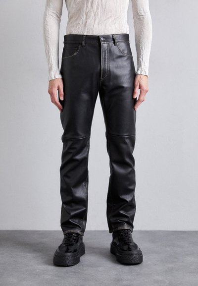 032c UMA TROUSERS - Pantaloni di pelle - black