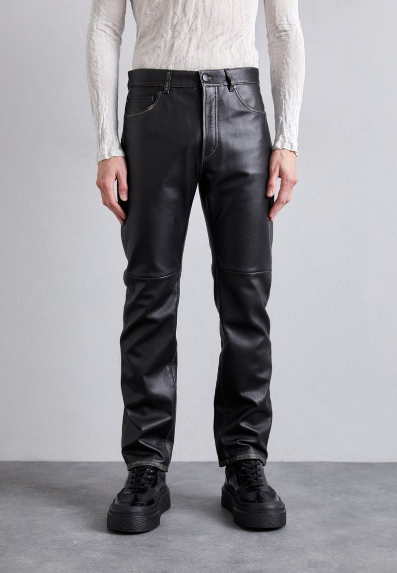 032c UMA TROUSERS - Lederhose - black