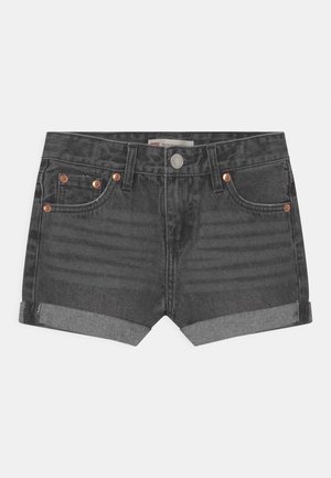 Sorte denimshorts med opkrøllet kant, udstyret med kobberfarvet hardware, fem-lomme design og et klassisk taljeledes med knaplukning.