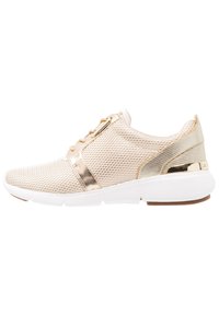 Atmungsaktiver Sportschuh in hellem Beige mit goldenen Akzenten, strukturiertem Obermaterial, weißem Zwischensohlenmaterial und flexibler Gummisohle. Verfügt über eine Schnürdesign.