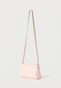 Világos rózsaszín bőrválltáska strukturált, háromszög alakú formával. Vékony pánttal és aranyszínű fém részletekkel rendelkezik. Simább felületű.