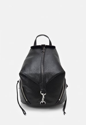 Zwarte rugzak van getextureerd leer met een centrale verticale rits, metalen sluiting, twee zijzakken met rits en een draaghendel bovenaan, afgebeeld tegen een witte achtergrond.