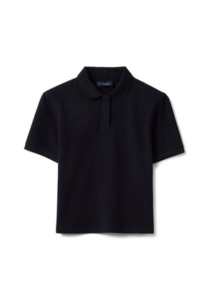 Polo negro de manga corta con cuello y tapeta de dos botones, colocado plano sobre un fondo blanco.