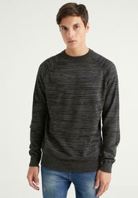 Suéter gris oscuro con un sutil patrón a rayas, cuello redondo acanalado y puños. Presenta mangas largas y un corte relajado.