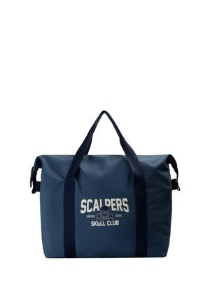 Bolsa tipo duffle azul marino con asas negras, con texto blanco "Scalpers Skull Club" y logo de calavera con huesos cruzados en la parte frontal.